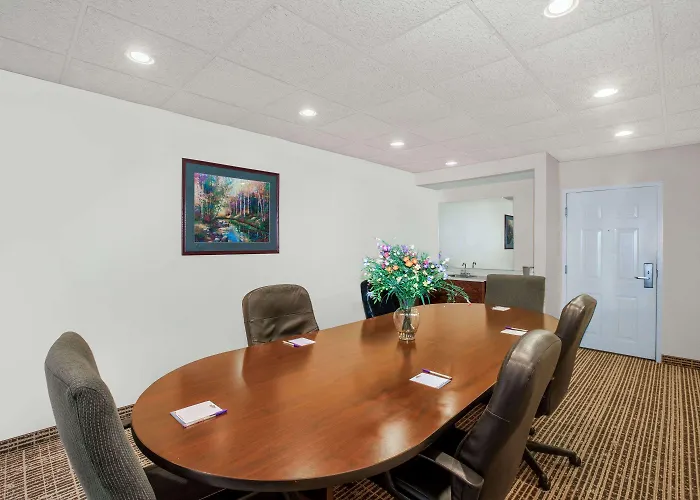 Hotel Baymont By Wyndham Airport 3*